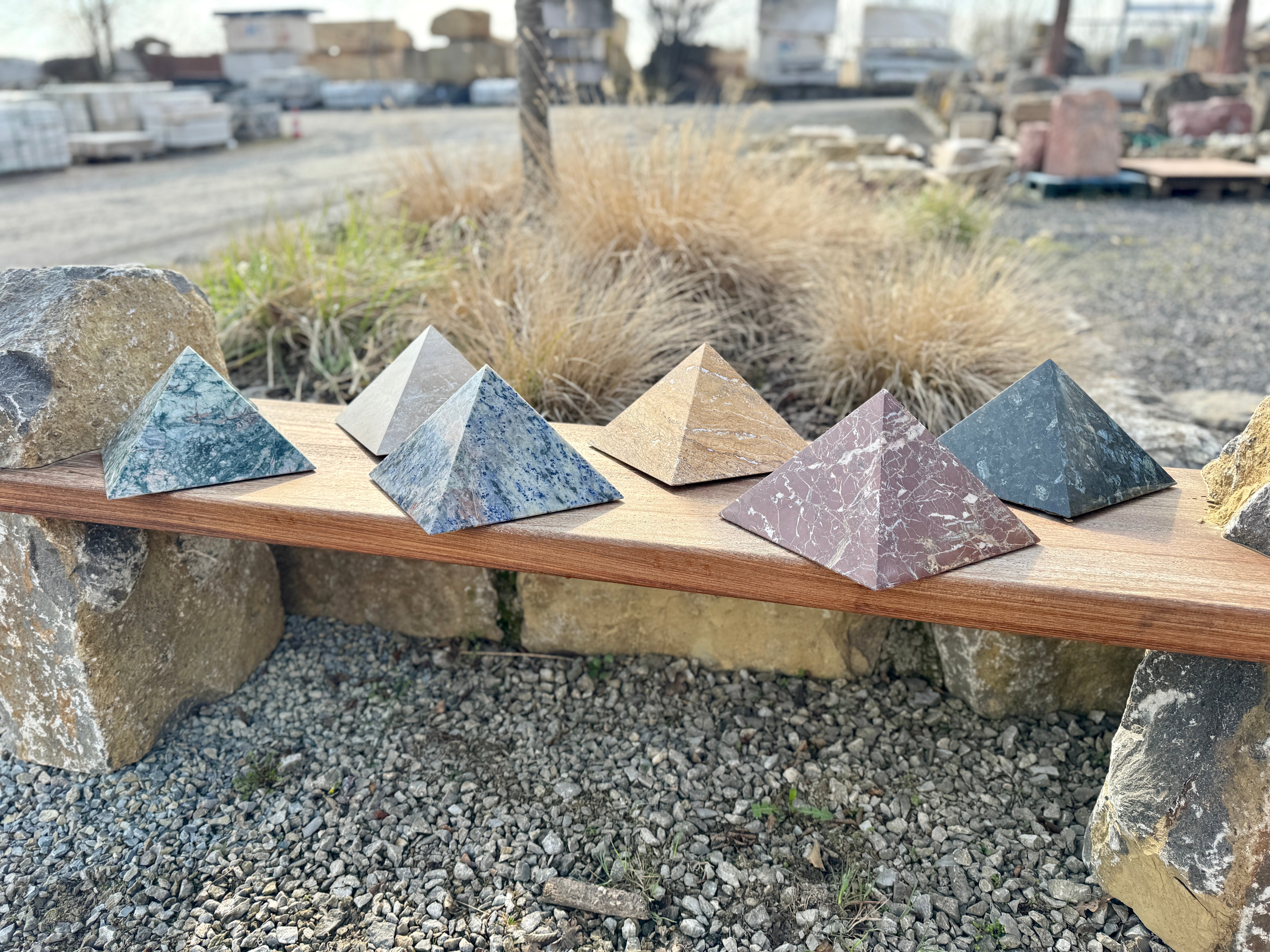 Naturstein Pyramiden