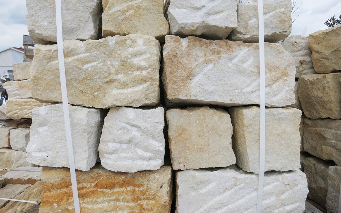 Sandstein Mauerstein - allseitig spaltrau